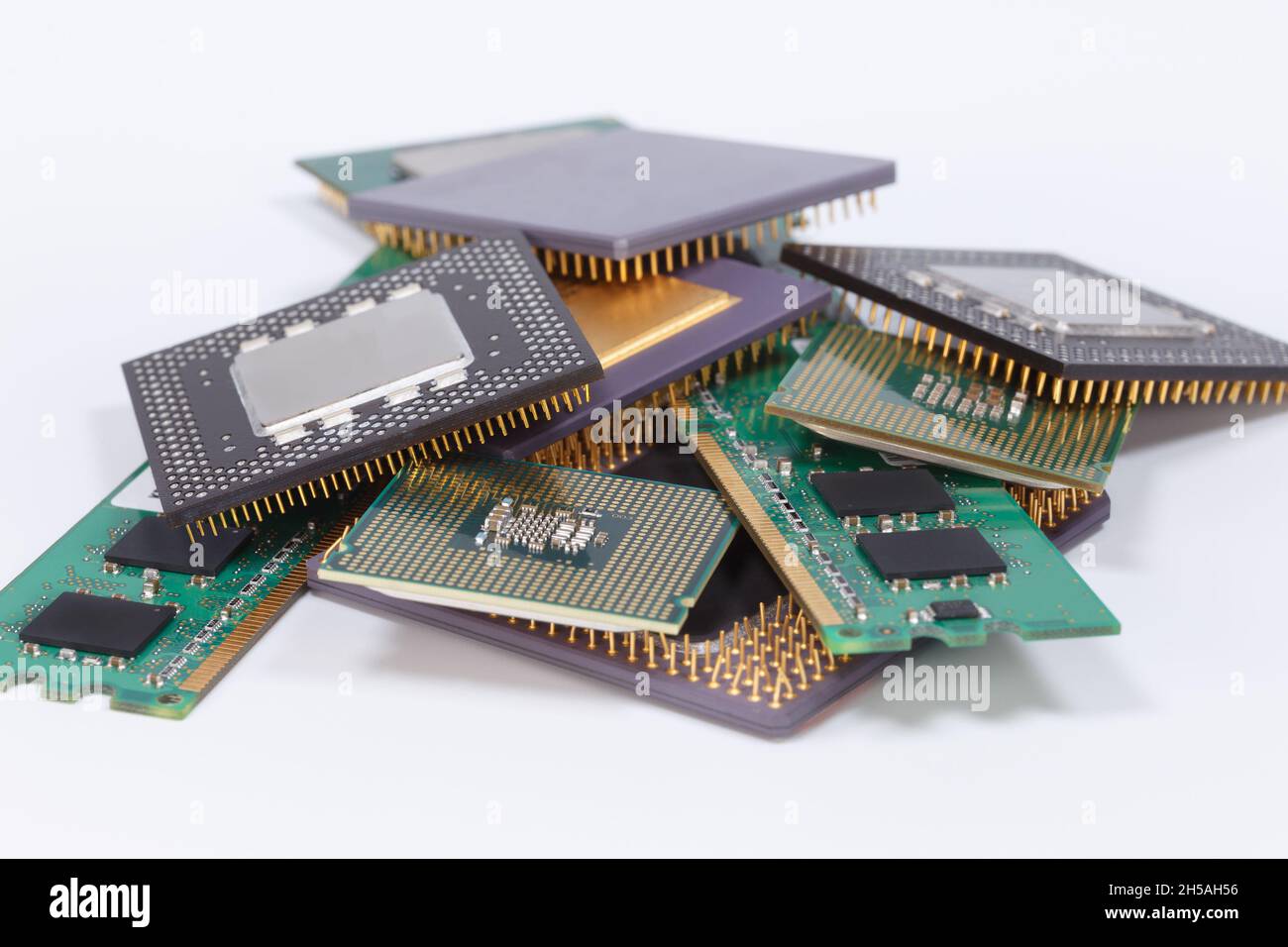 Le CPU e i moduli di memoria vecchi si heap su sfondo bianco (и Foto Stock