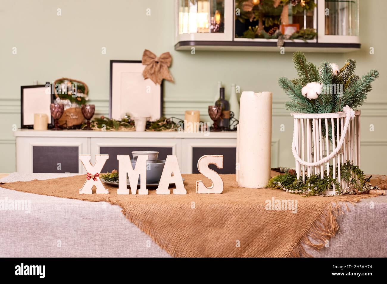 vita morta di natale decorazione in soggiorno. Tavolo festivo in cucina in stile scandinavo Foto Stock