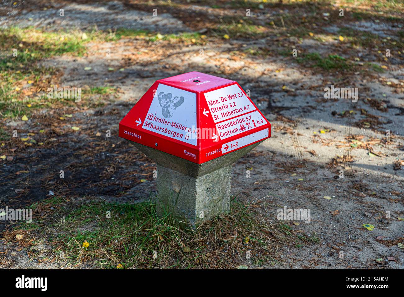 Segni come pietre miliari a Nationalpark De Hoge Veluwe a Otterlo, Paesi Bassi Foto Stock