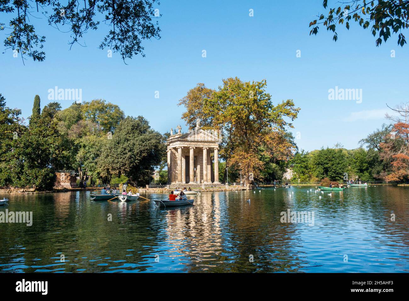 Roma, Italia - 7 novembre 2021: Persone che si divertono a remare in barca a Villa Borghese Foto Stock