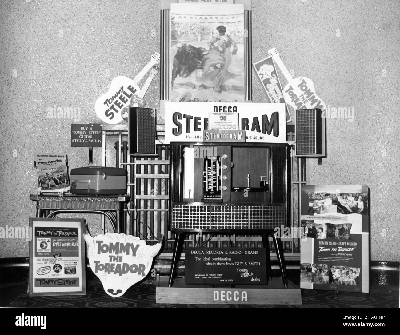 Mostra promozionale al Ritz / ABC Cinema in Cleethorpes per Decca Stereogram Record giocatori e Tommy Steele Guitars durante la mostra di TOMMY STEELE in TOMMY il TOREADOR 1959 direttore JOHN PADDY CARSTAIRS George H. Brown Productions / Warner-Pathe Distributori Foto Stock