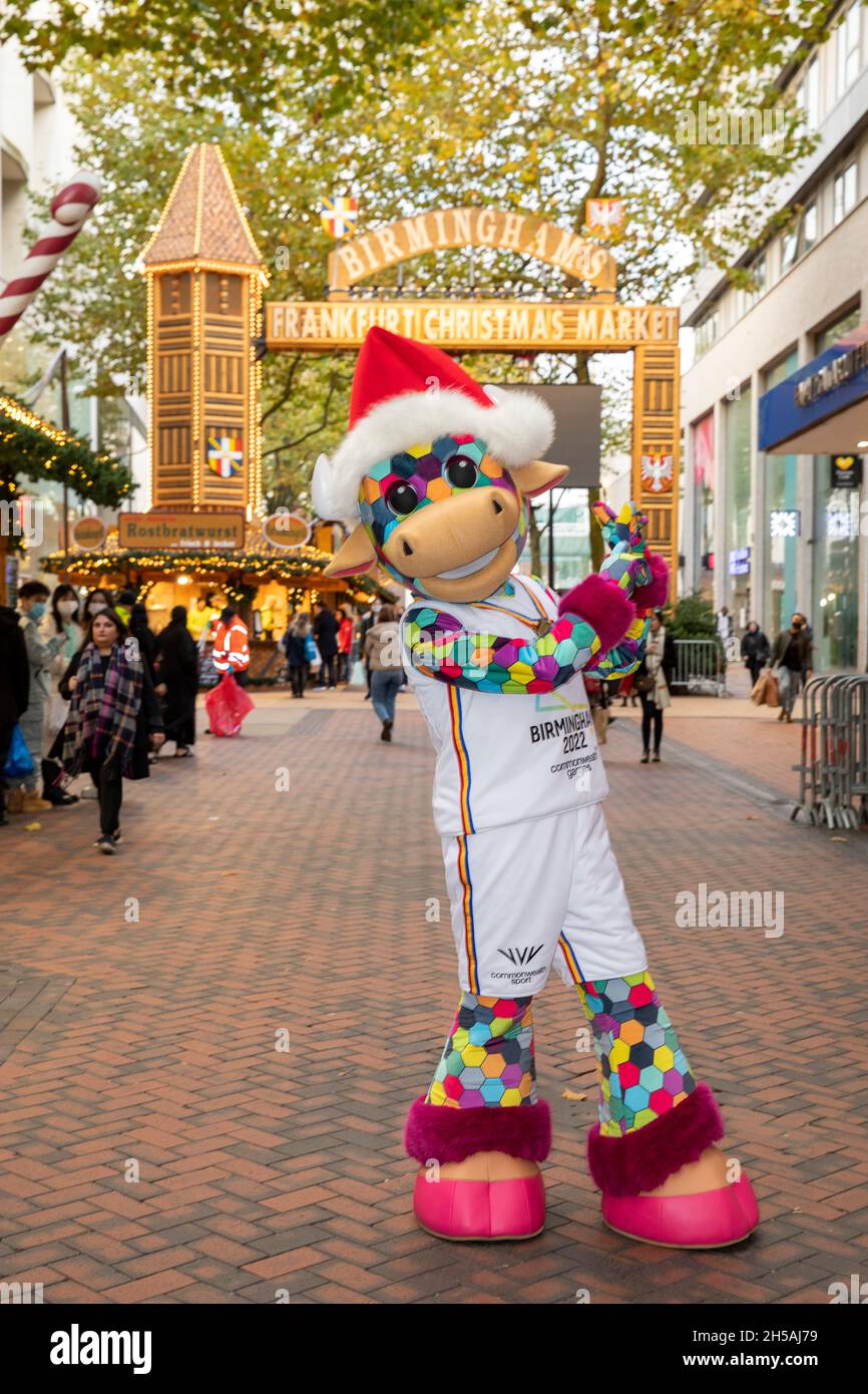 Perry the Commonwealth Games 2022 mascotte visitare il mercato di Francoforte che si tiene nel centro della città. Perry raffigurato in New Street. I Giochi del Commonwealth 2022 si terranno a Birmingham. Foto Stock