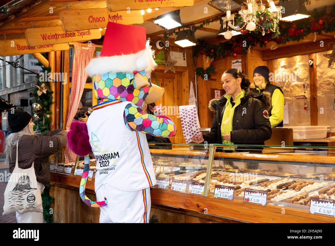 Perry the Commonwealth Games 2022 mascotte visitare il mercato di Francoforte che si tiene nel centro della città. Perry acquistare torte su una stalla a New Street, Birmingham. I Giochi del Commonwealth 2022 si terranno a Birmingham. Foto Stock