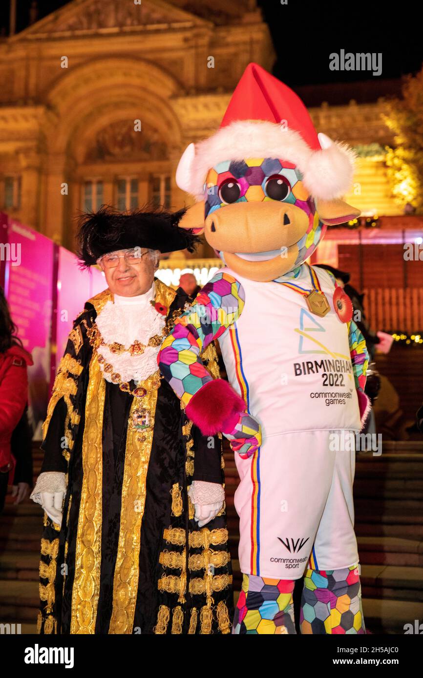 Il sindaco del Consigliere di Birmingham Muhammad Afzal e la mascotte Perry dei Giochi del Commonwealth commutano sulle luci del mercato di Natale di Francoforte in piazza Victoria, Birmingham. Foto Stock