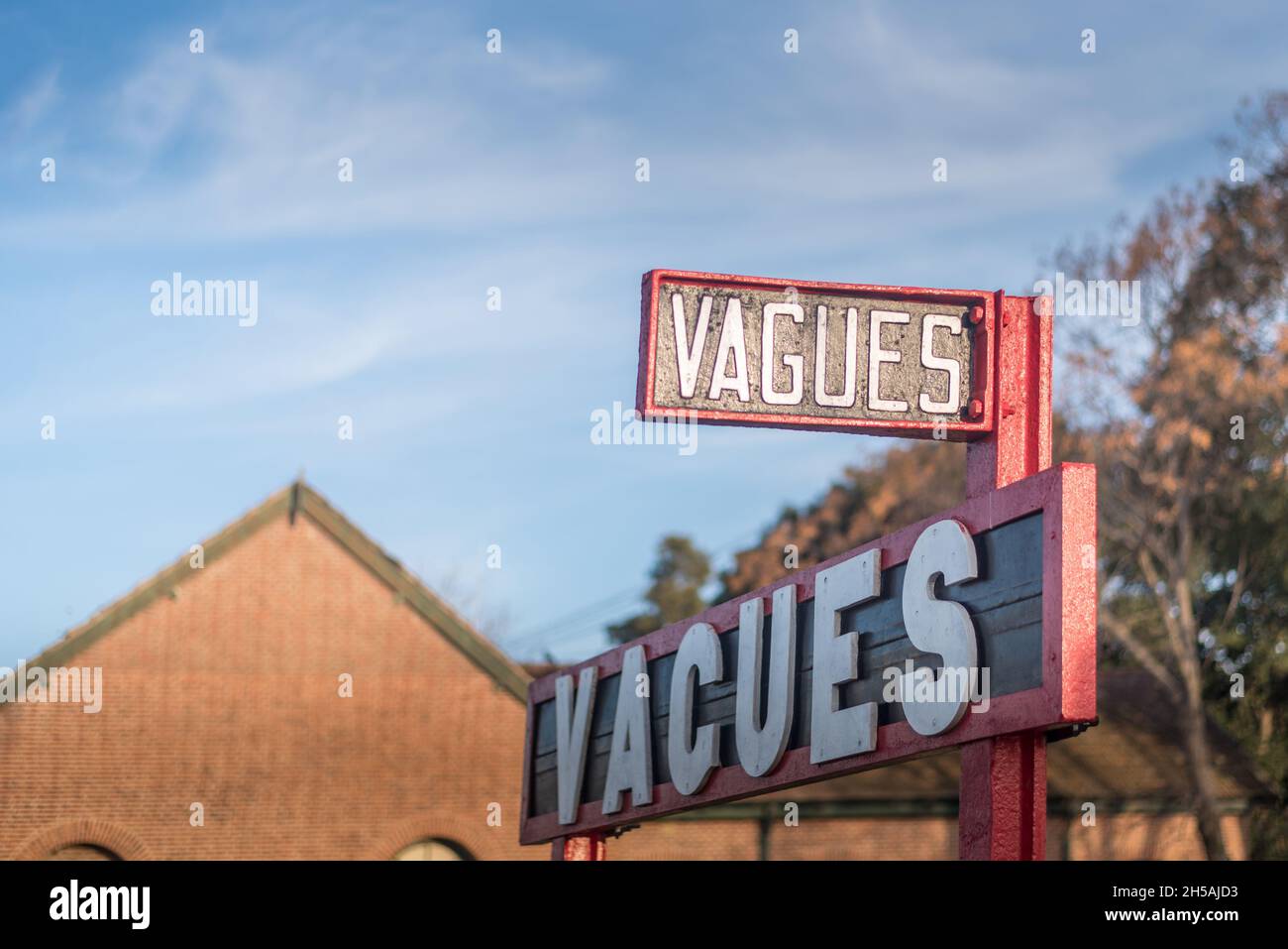 Cartello della stazione ferroviaria di Vagues sul binario. Buenos Aires, Argentina Foto Stock