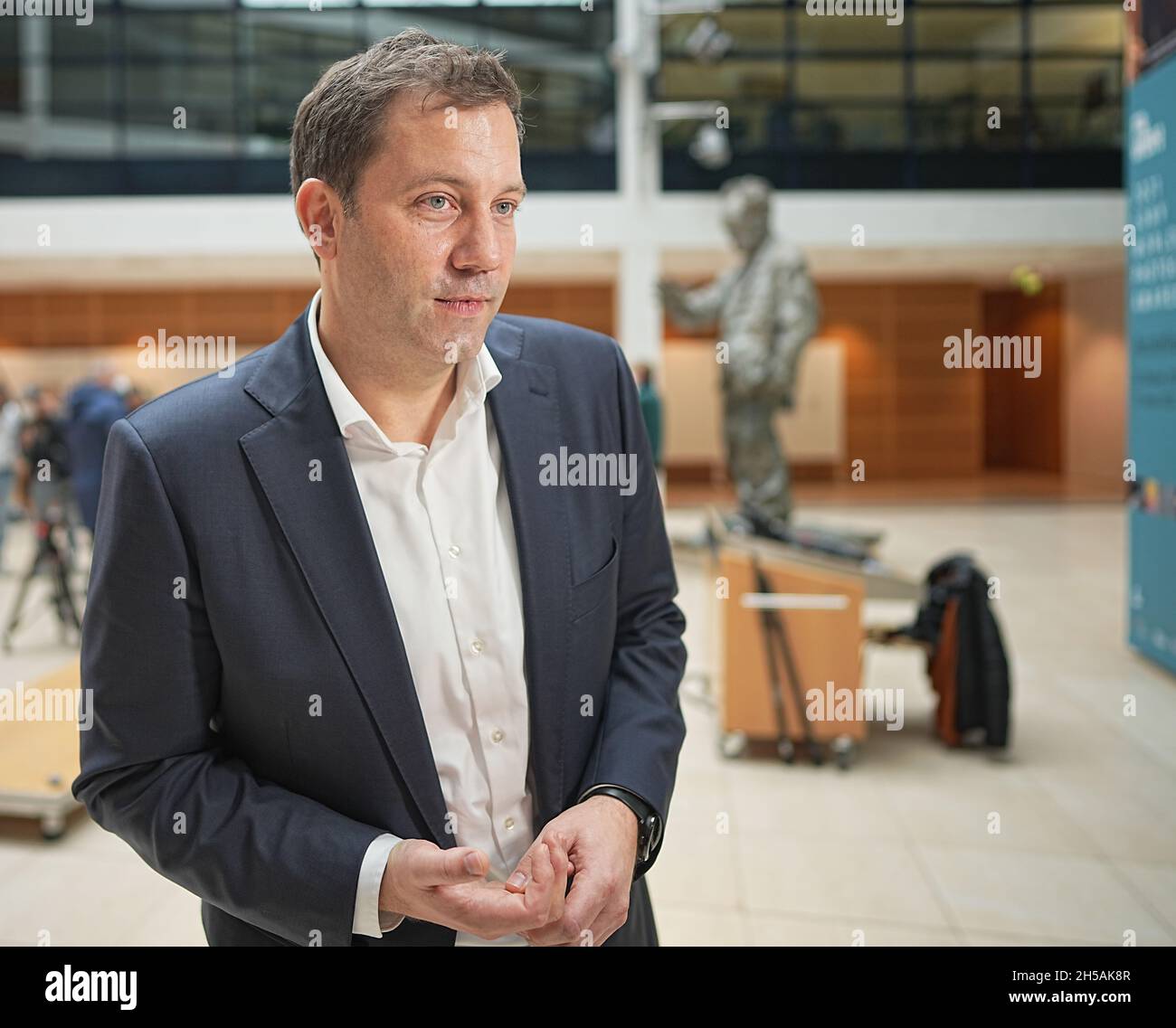 Berlino, Germania. 8 novembre 2021. Lars Klingbeil, Segretario Generale della SPD, si trova nella Willy Brand House dopo le consultazioni dei comitati superiori della SPD sulla nuova leadership del partito. Klingbeil e il leader del partito Esken vogliono guidare insieme la SPD in futuro. Credit: Michael Kappeler/dpa/Alamy Live News Foto Stock