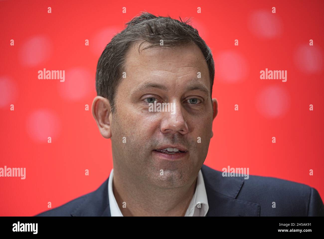 Berlino, Germania. 8 novembre 2021. Lars Klingbeil, Segretario Generale della SPD, si trova nella Willy Brand House dopo le consultazioni dei comitati superiori della SPD sulla nuova leadership del partito. Klingbeil e il leader del partito Esken vogliono guidare insieme la SPD in futuro. Credit: Michael Kappeler/dpa/Alamy Live News Foto Stock