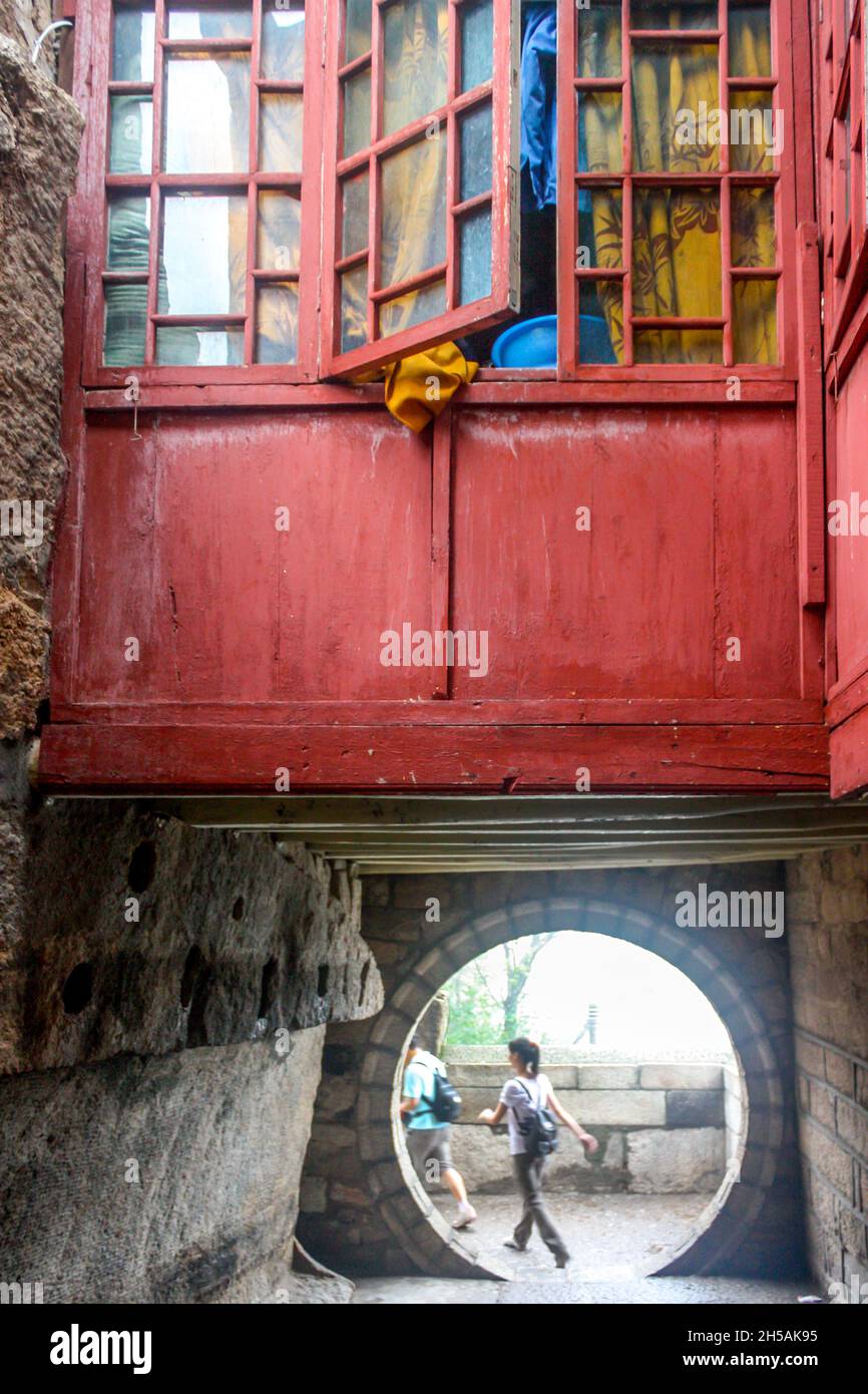 VARIE, CINA - 01 agosto 2007: Una vecchia strada vista da un turista in Cina Foto Stock