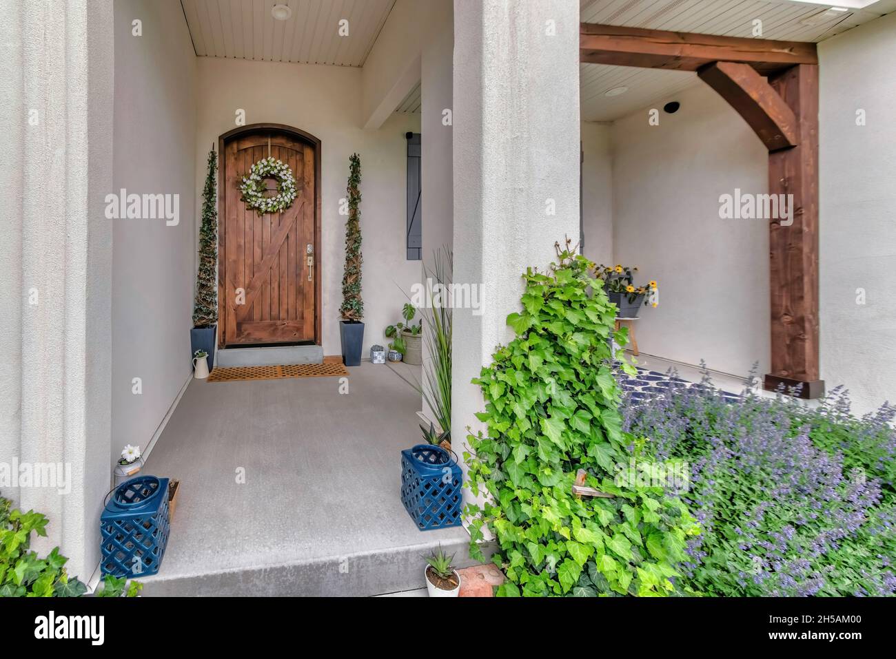 Portico frontale con disegno artigianale e piante ornamentali Foto Stock