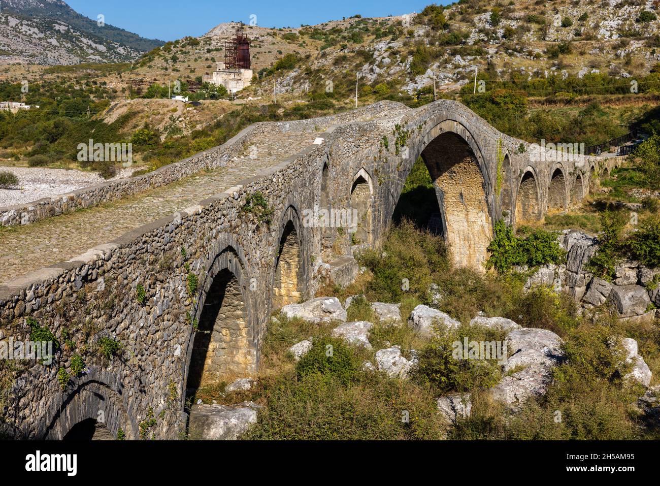 Mesi Bridge un bellissimo ponte ottomano in pietra nel nord-ovest dell'albania Foto Stock