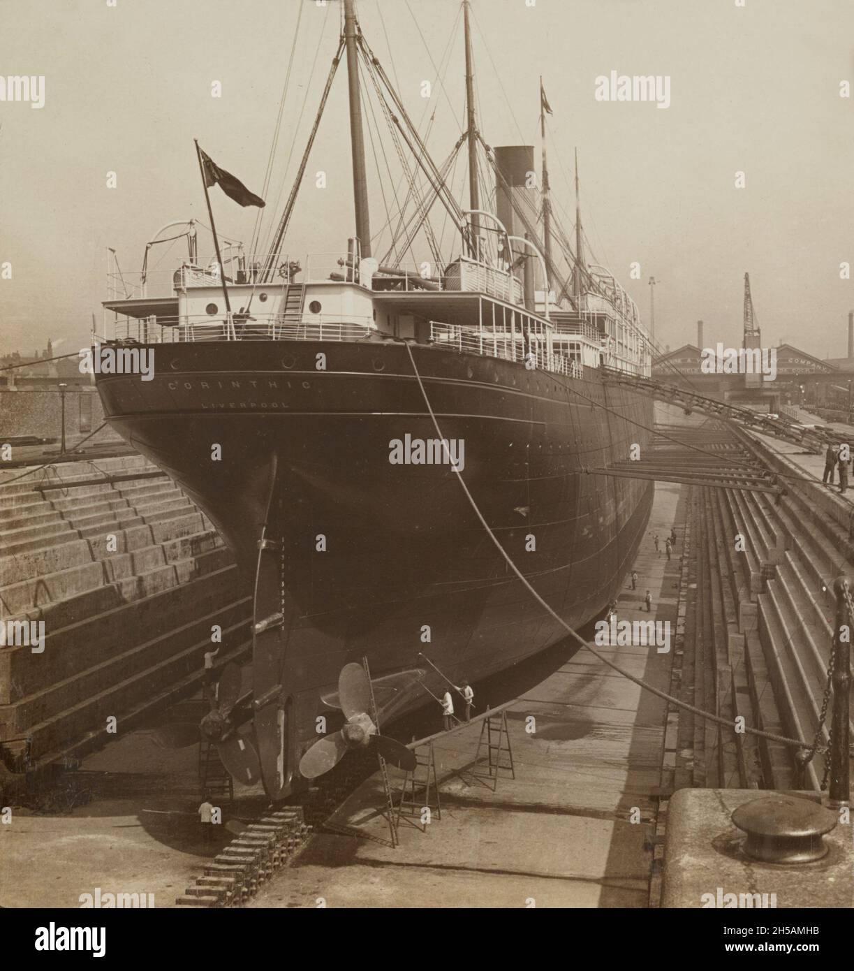 Foto d'epoca datata 1903 della nave passeggeri SS Corinthic in dry dock per manutenzione nella città di Liverpool in Inghilterra. Costruita da Harland e Wolff a Belfast è stata lanciata nel 1902 per le compagnie di navigazione britanniche White Star Line e Shaw, Savill & Albion Line. Operò come un trasporto combinato di merci e passeggeri da Liverpool alla Nuova Zelanda. La SS Corintica fu demolita nel 1931 Foto Stock