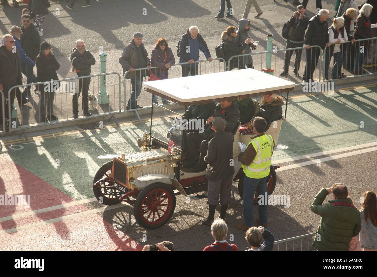 Sussex UK 7 novembre 2021. Una tonneau d'ingresso posteriore Clement-Bayard del 1904 che arriva su Madeira Drive mentre termina la corsa da Londra a Brighton. Il London to Brighton Veteran Car Run 2021 ritorna sulle strade tra la capitale e la costa dopo una pausa COVID nel 2020. Questo è il 125 ° anniversario. Roland Ravenhill/Alamy Foto Stock