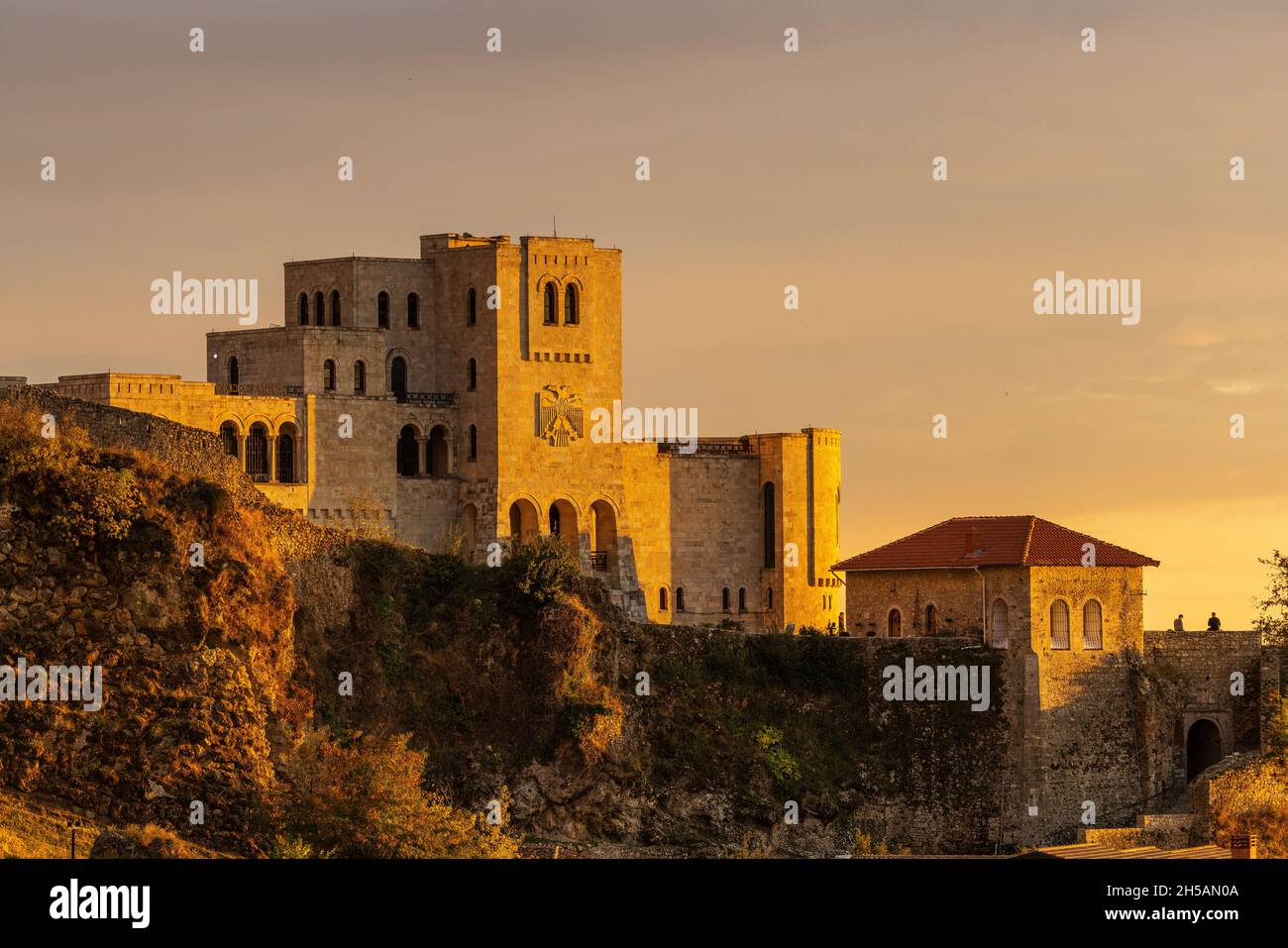 Kruje e il castello di Skanderbeg illuminato dal tramonto di prima sera Foto Stock