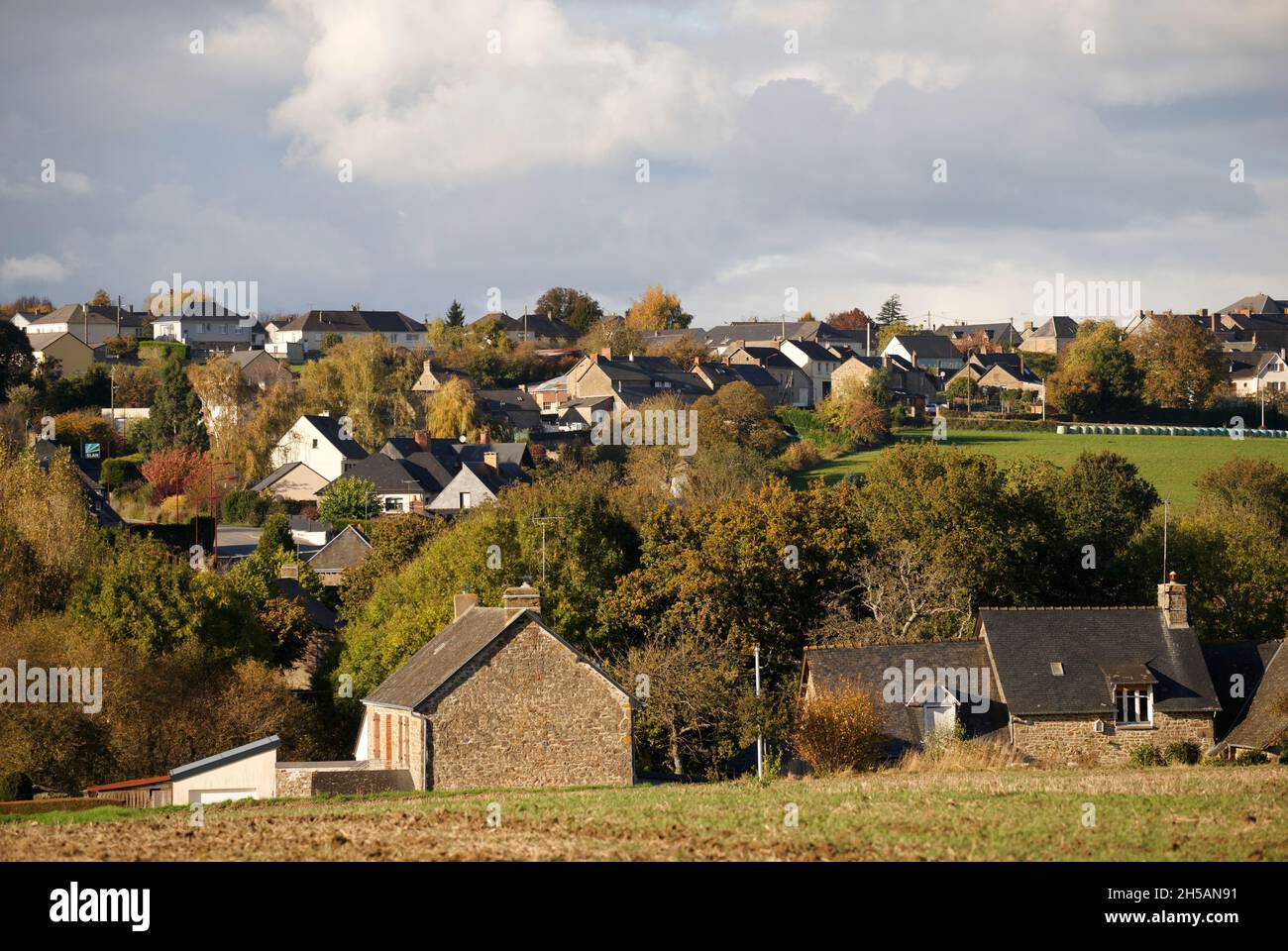Villaggio in autunno nella campagna, nella Mayenne del Nord (Loira, cpuntry, Francia)/ Foto Stock