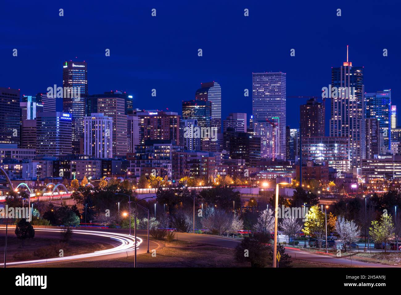 Denver Skyline di notte - Colorado Foto Stock