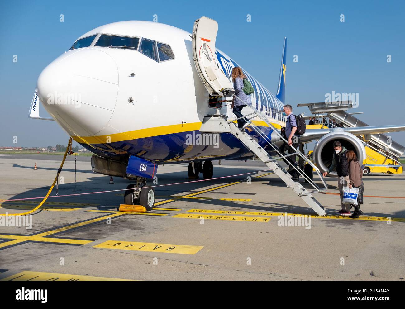 I passeggeri salgano a bordo di un aereo Ryanair diretto all'aeroporto di Stanstead a Torino Foto Stock