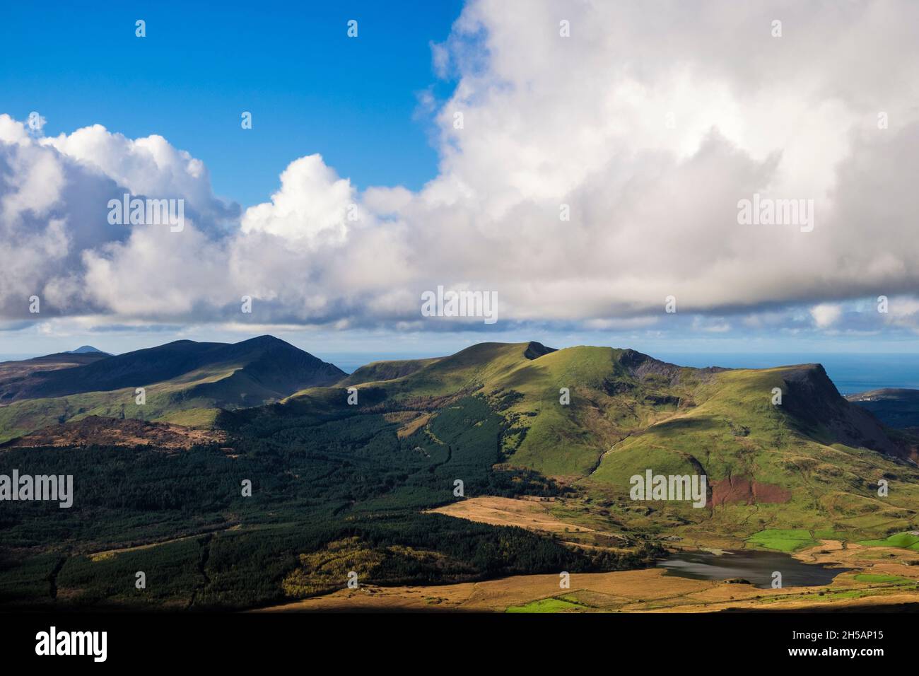 Vista attraverso la valle dalle pendici di Yr Aran a Nantlle Ridge sopra la Foresta Beddgelert nel Parco Nazionale di Snowdonia. Rhyd DDU, Gwynedd, Galles del nord, Regno Unito Foto Stock