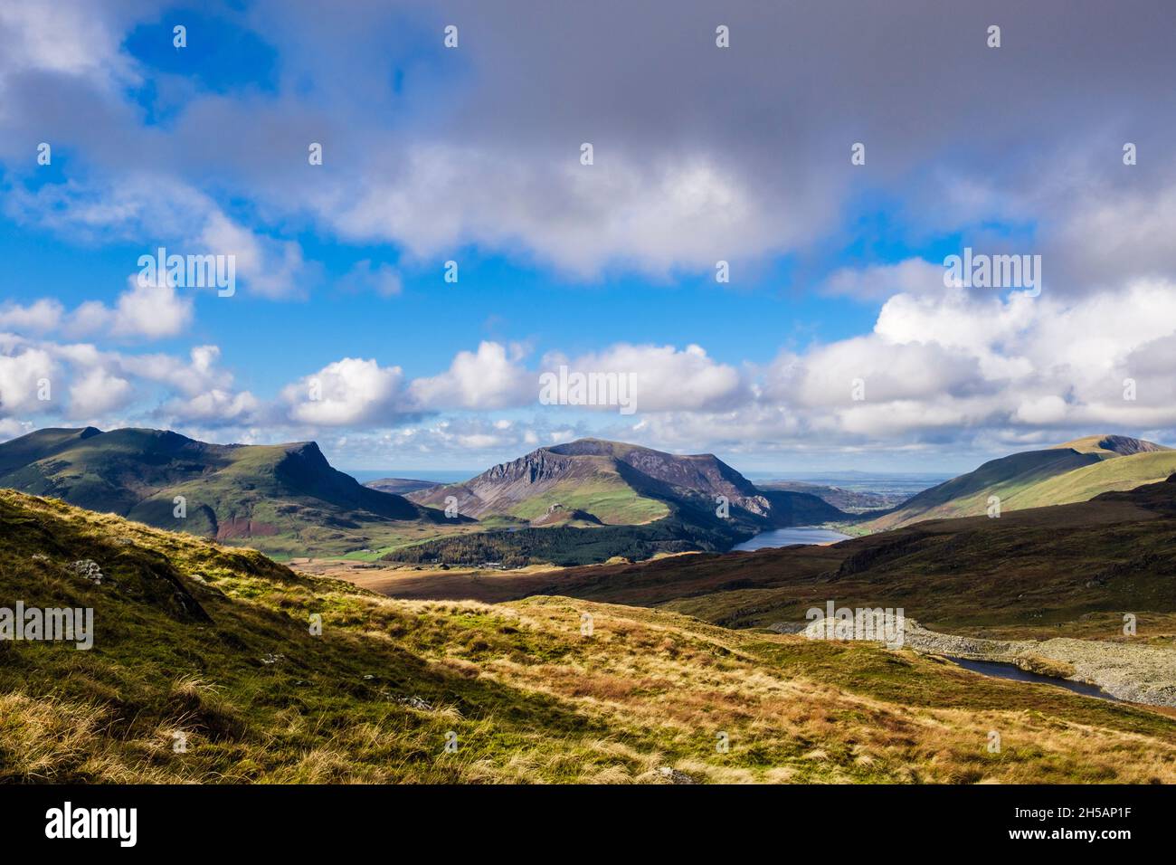 Vista attraverso l'altopiano sulle pendici di Yr Aran a Nantlle Ridge e Mynydd Mawr nel Parco Nazionale di Snowdonia. Rhyd DDU, Gwynedd, Galles del nord, Regno Unito, Gran Bretagna Foto Stock