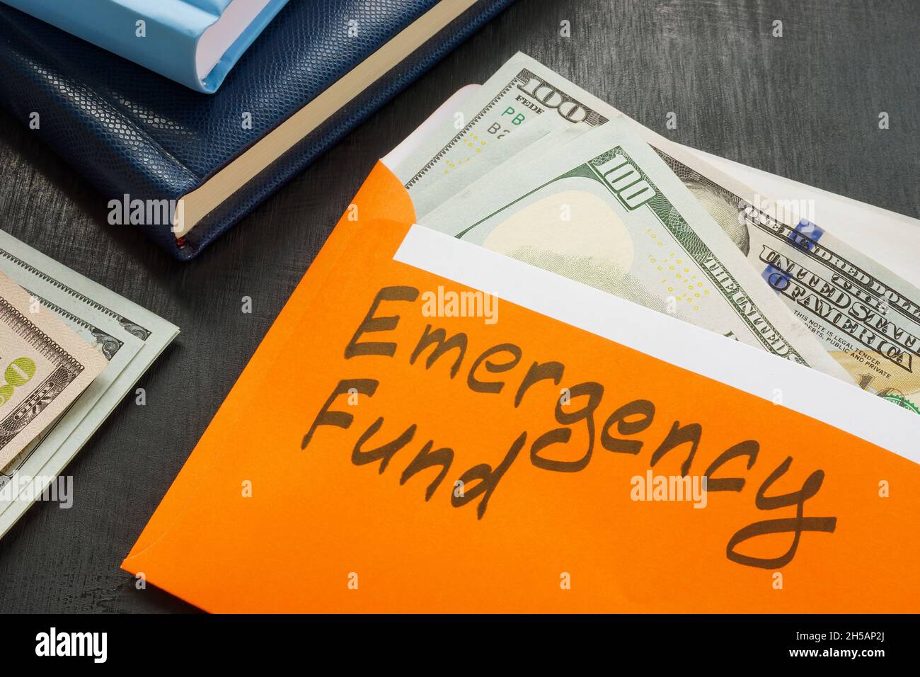 Il fondo di emergenza firma sulla busta con soldi. Foto Stock