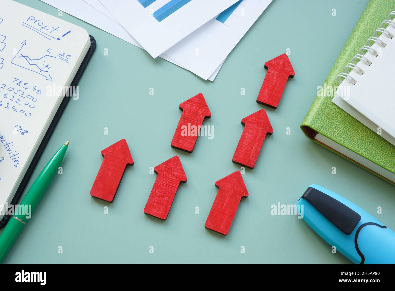 Concetto di successo aziendale con frecce rosse rialzate e rapporto finanziario. Foto Stock