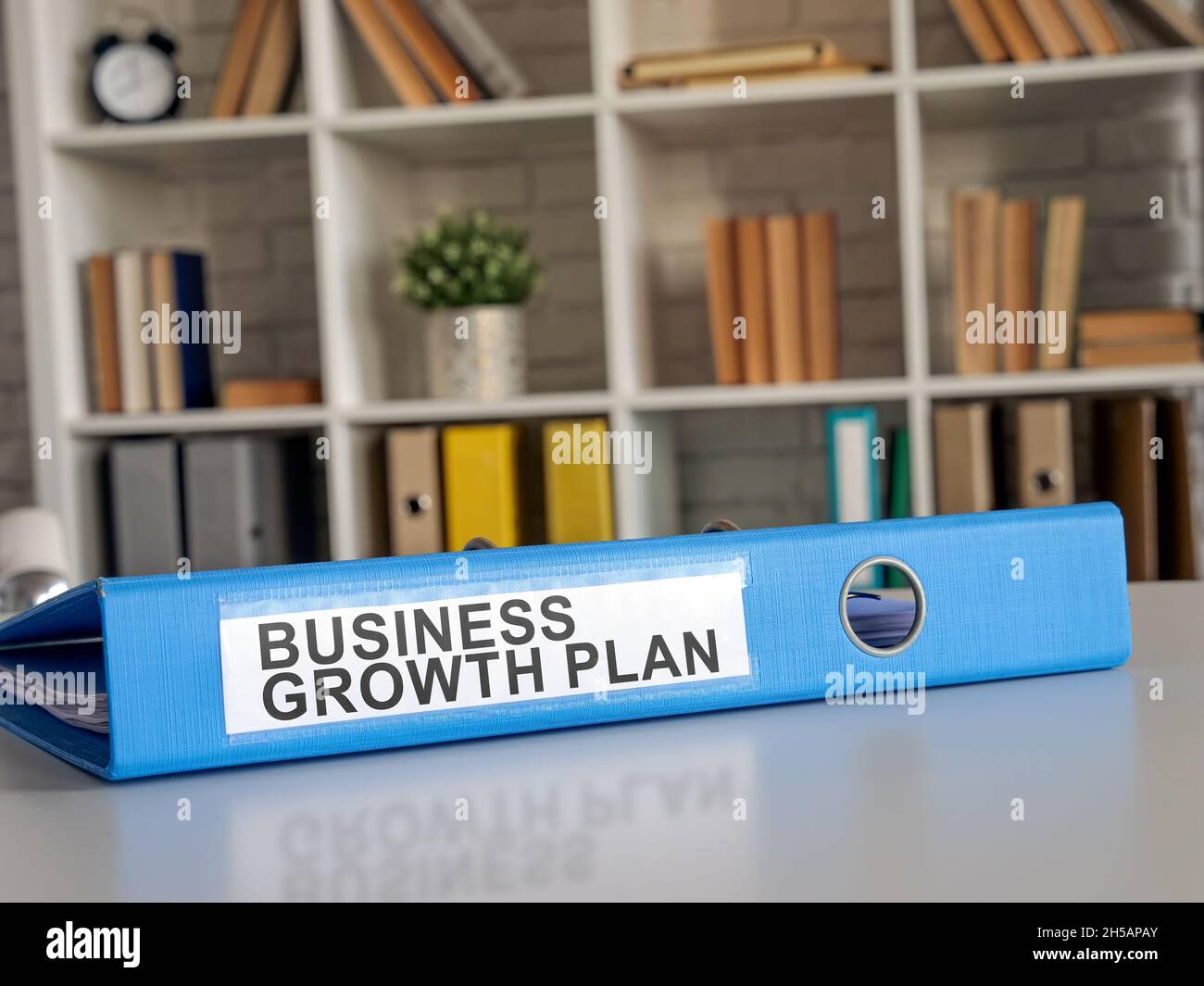 Cartella con il piano di crescita aziendale sul tavolo. Foto Stock