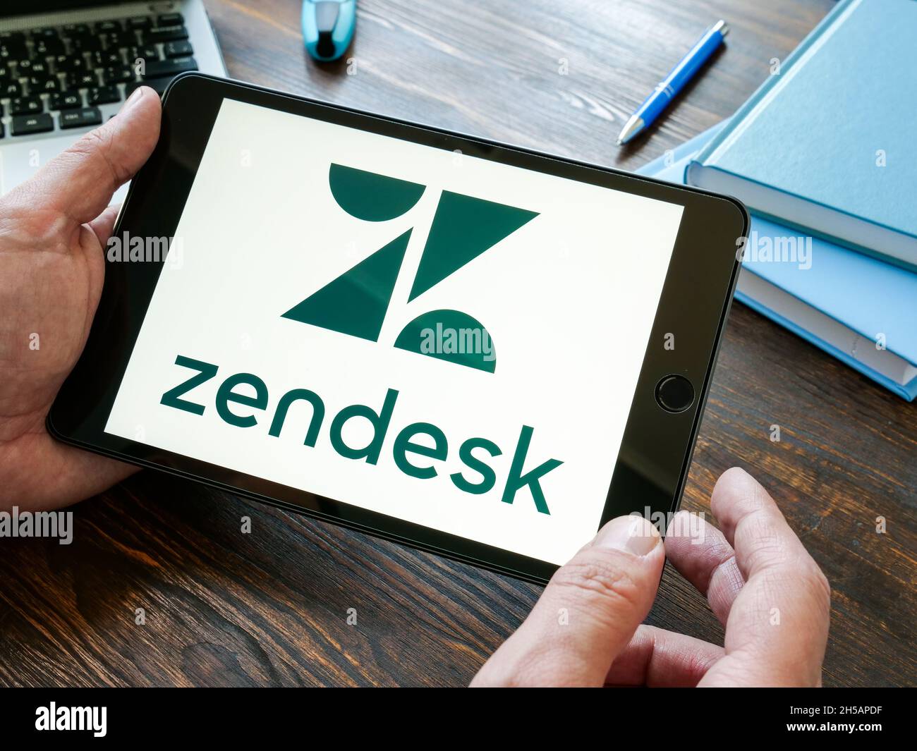 KIEV, UCRAINA - 20 ottobre 2021. Porta a mano il logo aziendale Zendesk. Foto Stock