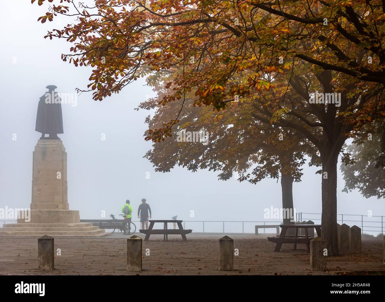 Mattina d'autunno con nebbia al punto panoramico della Statua di General Wolfe a Greenwich Park, Londra Foto Stock