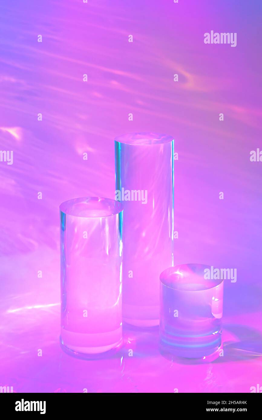 tre podi in vetro chiaro su sfondo rosa pastello Foto Stock