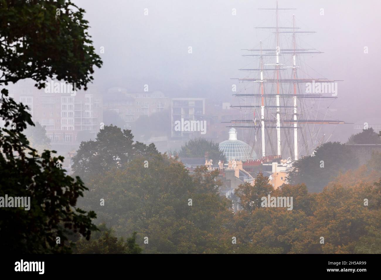 Nebbia autunno mattina a Greenwich Park con vista sulle merde della barca a vela Cutty Sark nel centro di Greenwich, Londra Foto Stock