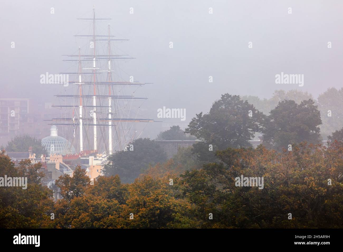 Nebbia autunno mattina a Greenwich Park con vista sulle merde della barca a vela Cutty Sark nel centro di Greenwich, Londra Foto Stock