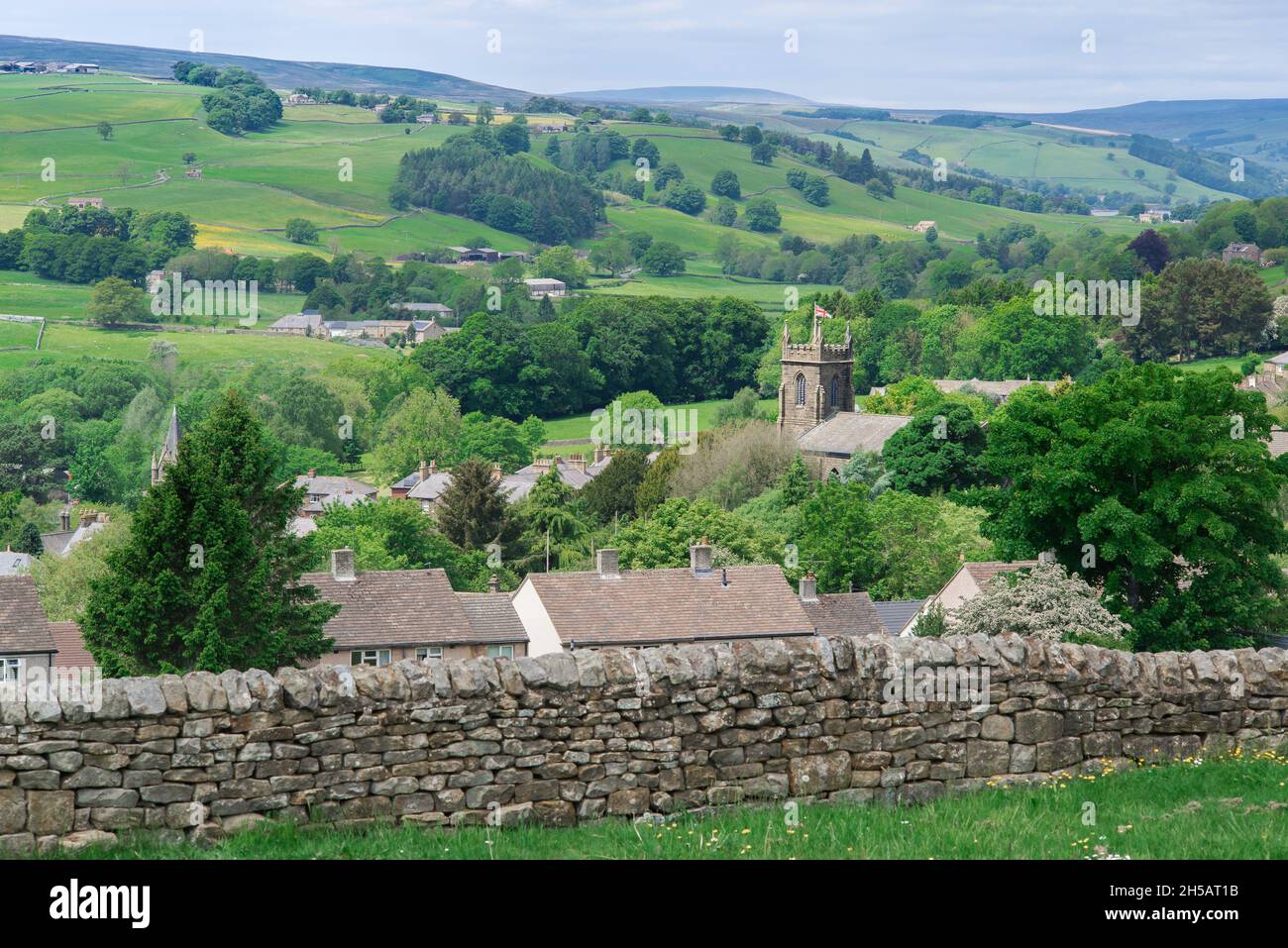 Paesaggio dello Yorkshire, vista panoramica tipica di una piccola cittadina di mercato di campagna (Pateley Bridge) situata nell'area di Nidderdale nel North Yorkshire, Inghilterra, Regno Unito Foto Stock