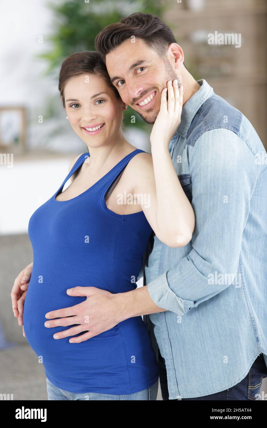 donna e uomo che abbraccia la pancia incinta Foto Stock