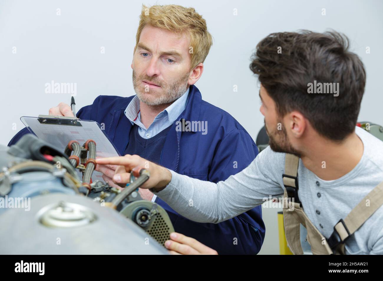 due tecnici di volo che lavorano sull'aeroplano Foto Stock