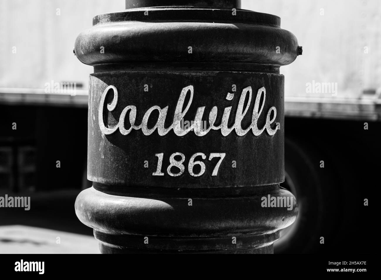 COALVILLE, STATI UNITI D'AMERICA - Sep 06, 2016: Un'immagine in scala di grigi di un palo di luce della città sulle tranquille strade del fine settimana di Coalville, Utah Foto Stock
