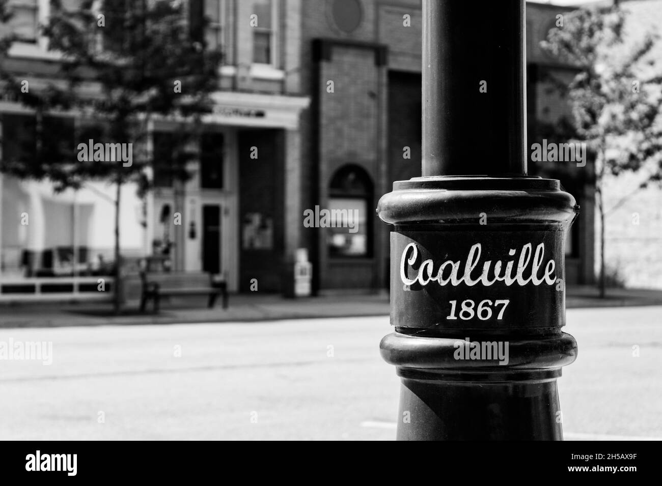 COALVILLE, STATI UNITI D'AMERICA - Sep 06, 2016: Un'immagine in scala di grigi di un palo di luce della città sulle tranquille strade del fine settimana di Coalville, Utah Foto Stock