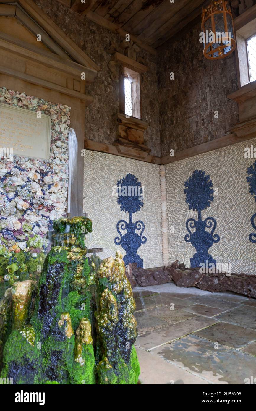 L'interno rivestito di conchiglie del Palazzo di Oberon, una copia fantasiosa del disegno di Inigo Jones per una maschera del XVII secolo: Il Giardino del Conte del Collector, Arundel Foto Stock