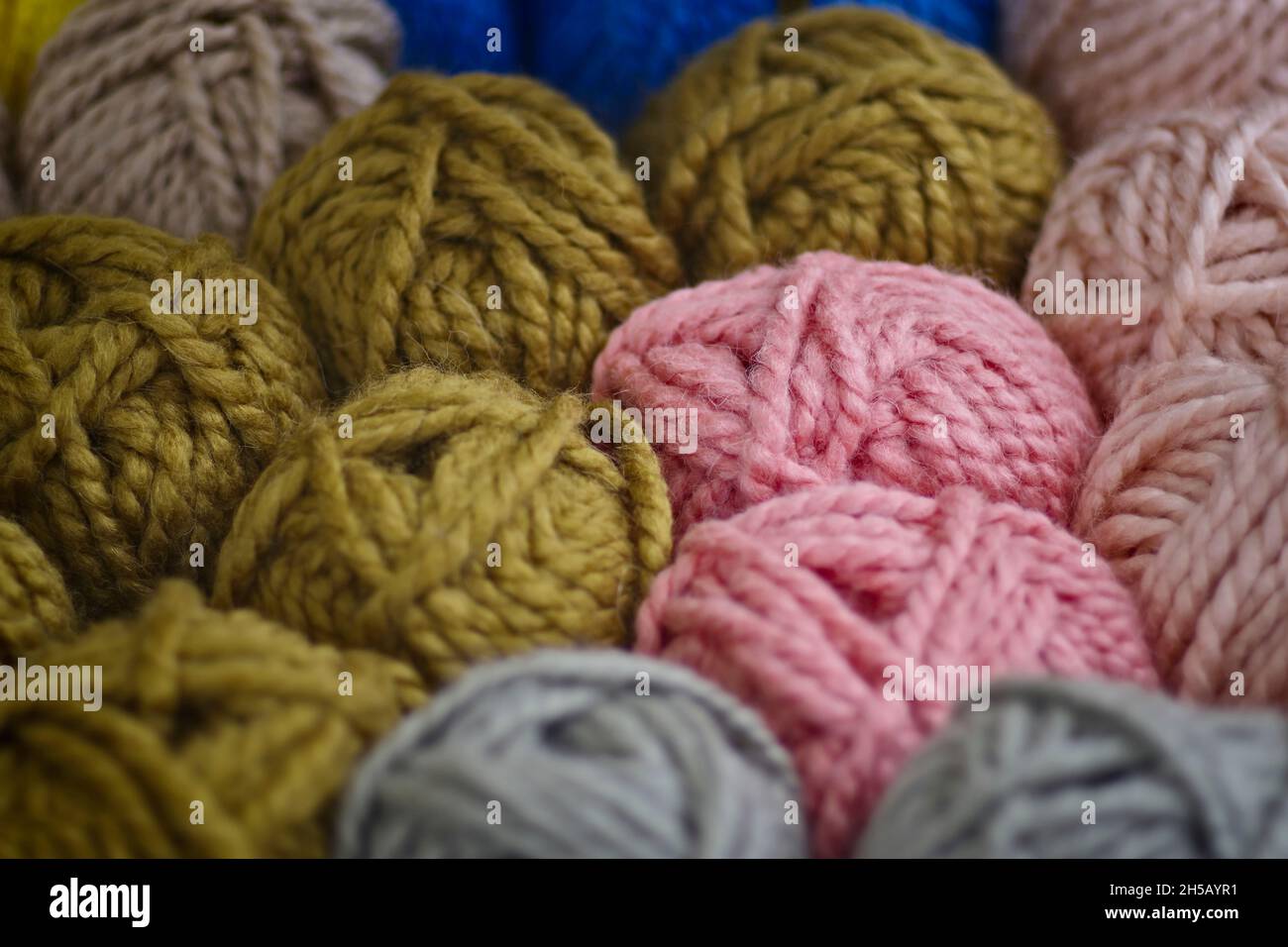 Palle di lana. Immagine orizzontale con messa a fuoco selettiva. Foto Stock