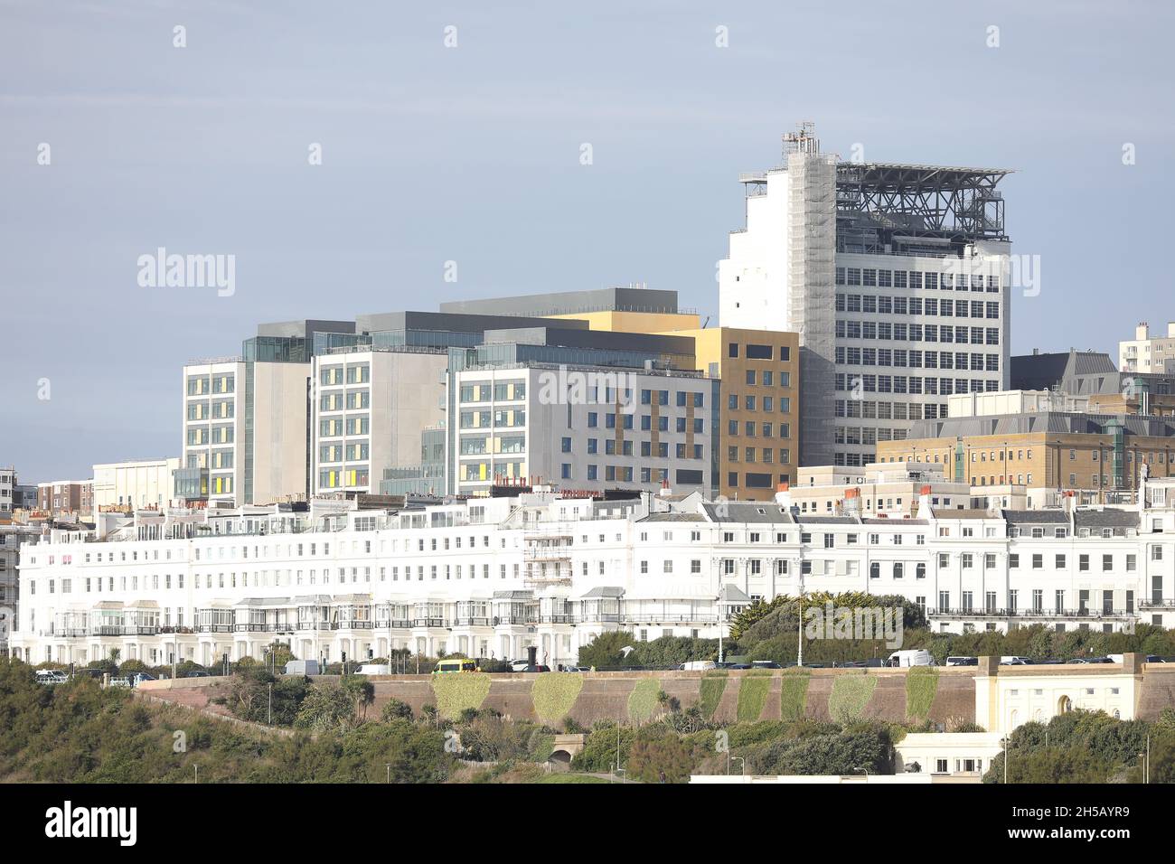 Vista generale Chichester Terrace e il Royal Sussex County Hospital di recente costruzione completo e Helipad. Questa terrazza di case è stata progettata da Amon Wilds e Charles Augustin Busby per lo sviluppatore Thomas Read Kemp. Facevano parte della tenuta di Kemp Town. Il costruttore Thomas Cubitt costruì i numeri 1-3 e completò la terrazza nel 1855. Foto James Boardman Foto Stock