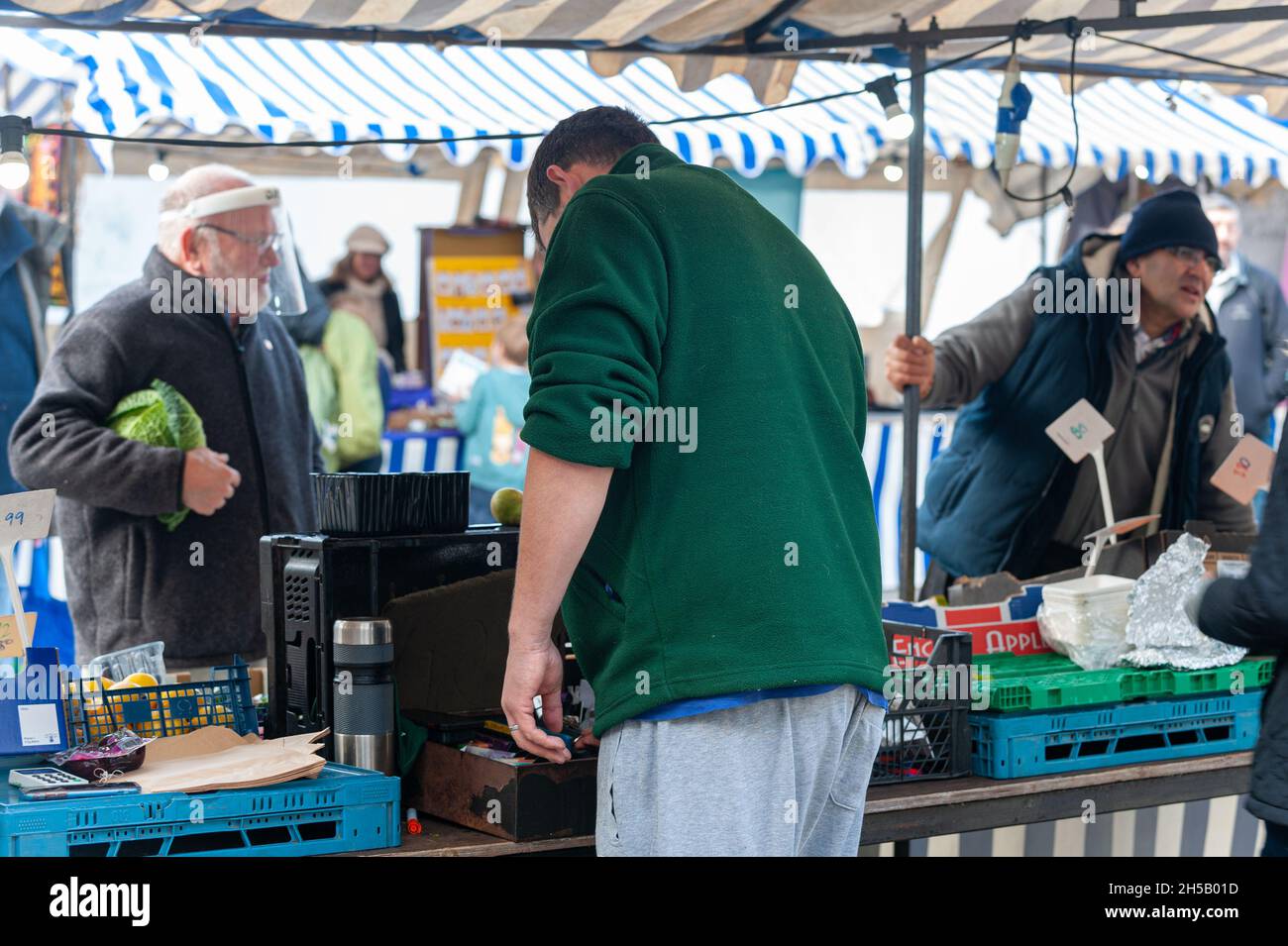 Greengrocer stall, Warwick Market; The Market Place, Warwick Town Center, Warwickshire UK Foto Stock