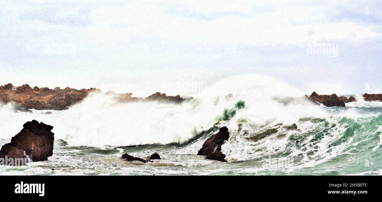 Mare con le onde di hugh e il tempo tempestoso sulla costa Foto Stock