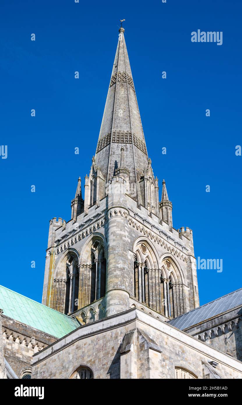 Guglia sulla cattedrale di Chichester contro il cielo blu nella città di Chichester, Sussex occidentale, Inghilterra, Regno Unito. Foto Stock