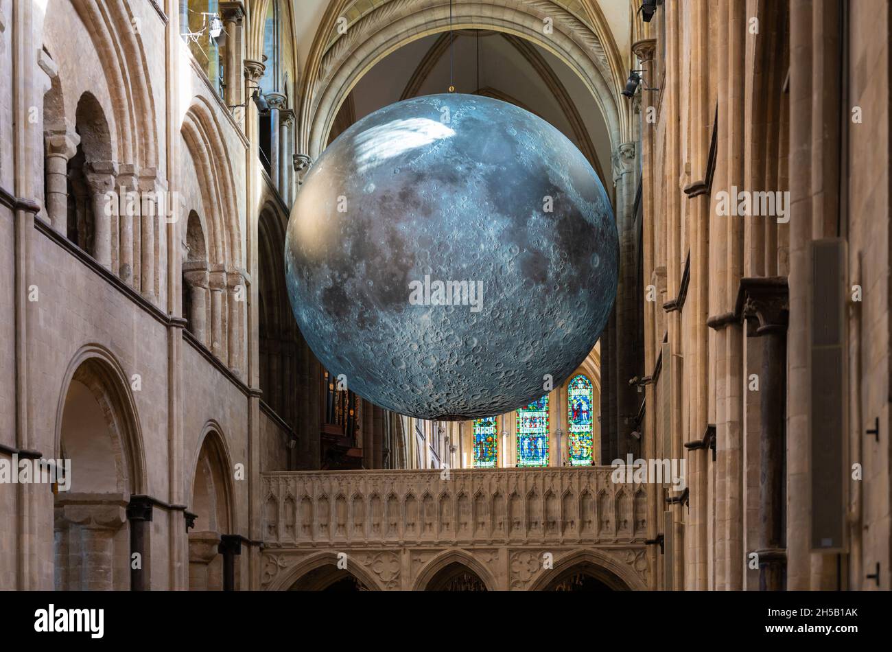 Museo della Luna opere d'arte all'interno della cattedrale di Chichester a Chichester, Regno Unito. Grazie al Decano e Capitolo della Cattedrale di Chichester. Foto Stock