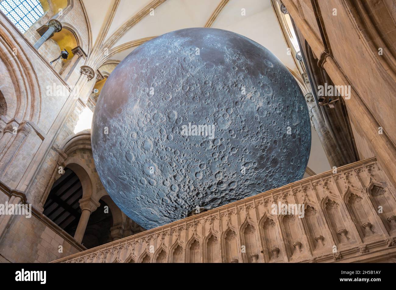 Museo della Luna opere d'arte all'interno della cattedrale di Chichester a Chichester, Regno Unito. Grazie al Decano e Capitolo della Cattedrale di Chichester. Foto Stock
