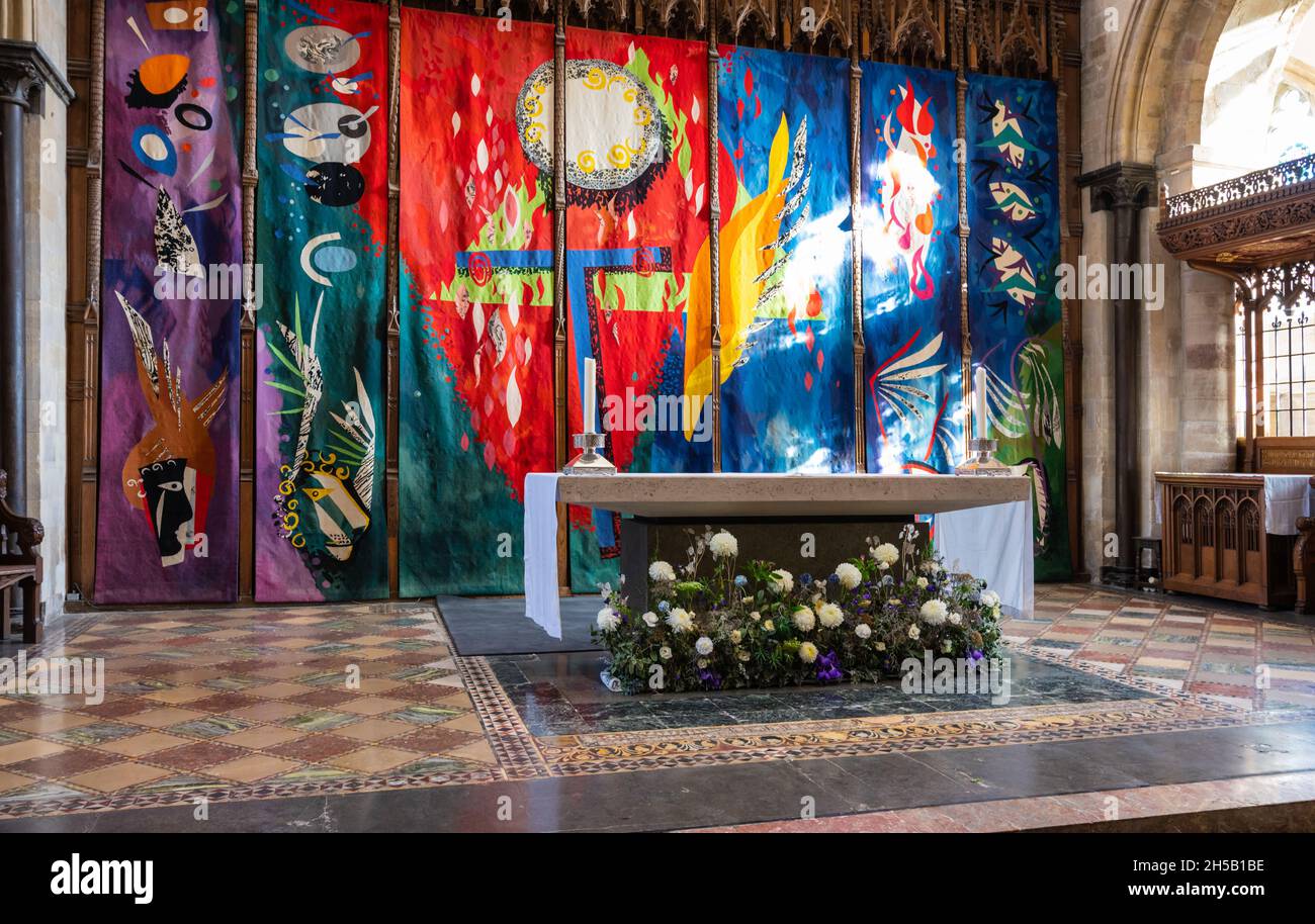 Altare maggiore e arazzo di John Piper nella Cattedrale di Chichester, Chichester, West Sussex, Regno Unito. Grazie al Decano e Capitolo della Cattedrale di Chichester. Foto Stock