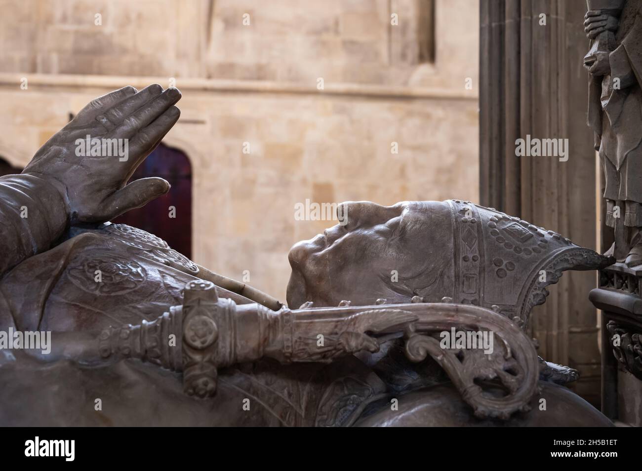Effigie di marmo alla tomba di Richard Durnford, vescovo di Chichester 1870-95, Chichester, Regno Unito. Grazie al Decano e Capitolo della Cattedrale di Chichester. Foto Stock