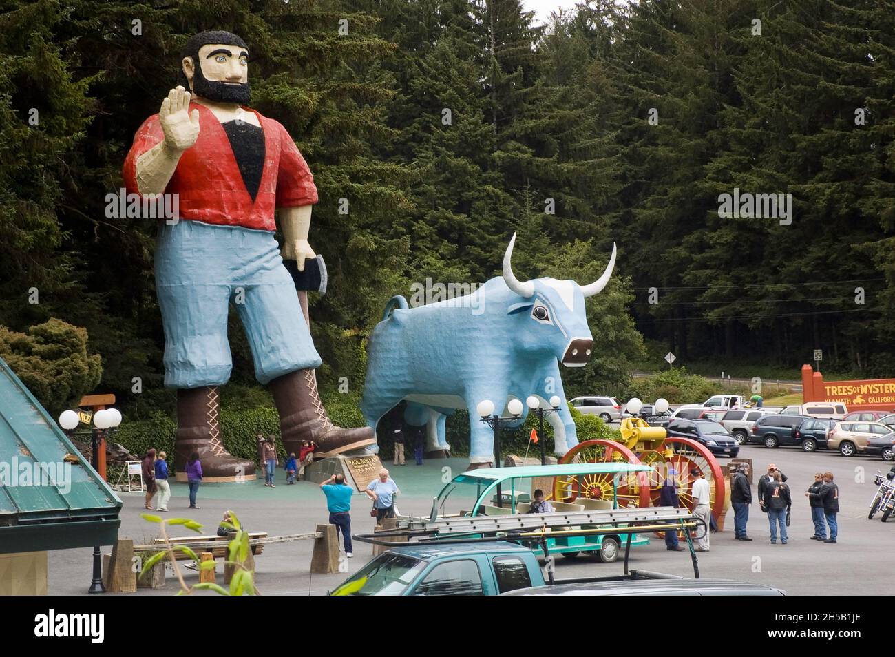 Klamath, CA, Stati Uniti d'America - 5 agosto 2009: Paul Bunyan e Babe le statue blu dell'Ox agli alberi del mistero a Klamath, CA. Foto Stock