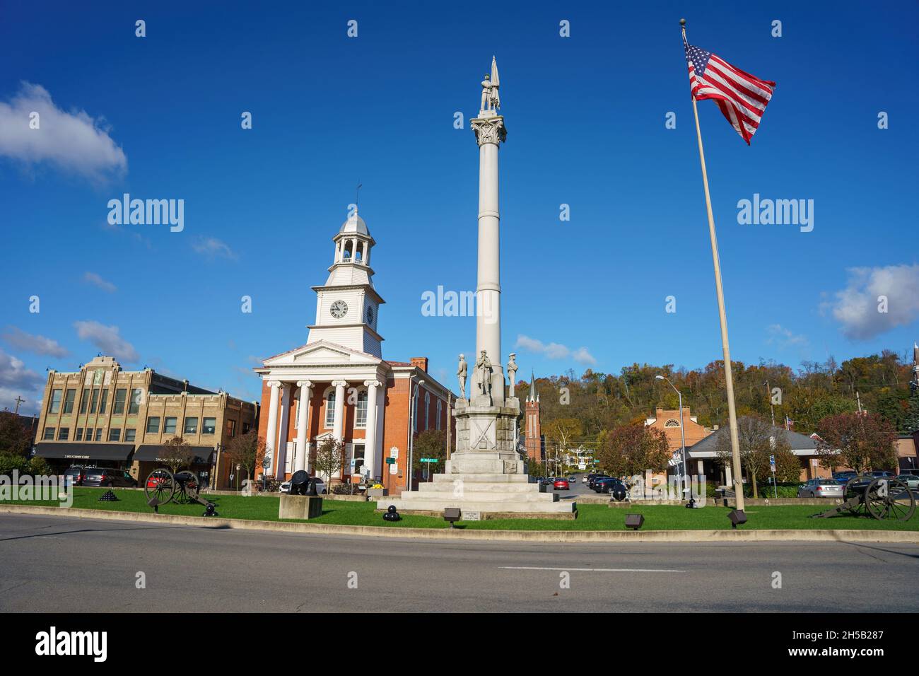 Monument Square, a Main Street e Market Street a Lewistown, serve come monumento alle Logan Guards, un gruppo di milizie della guerra civile americana. Foto Stock