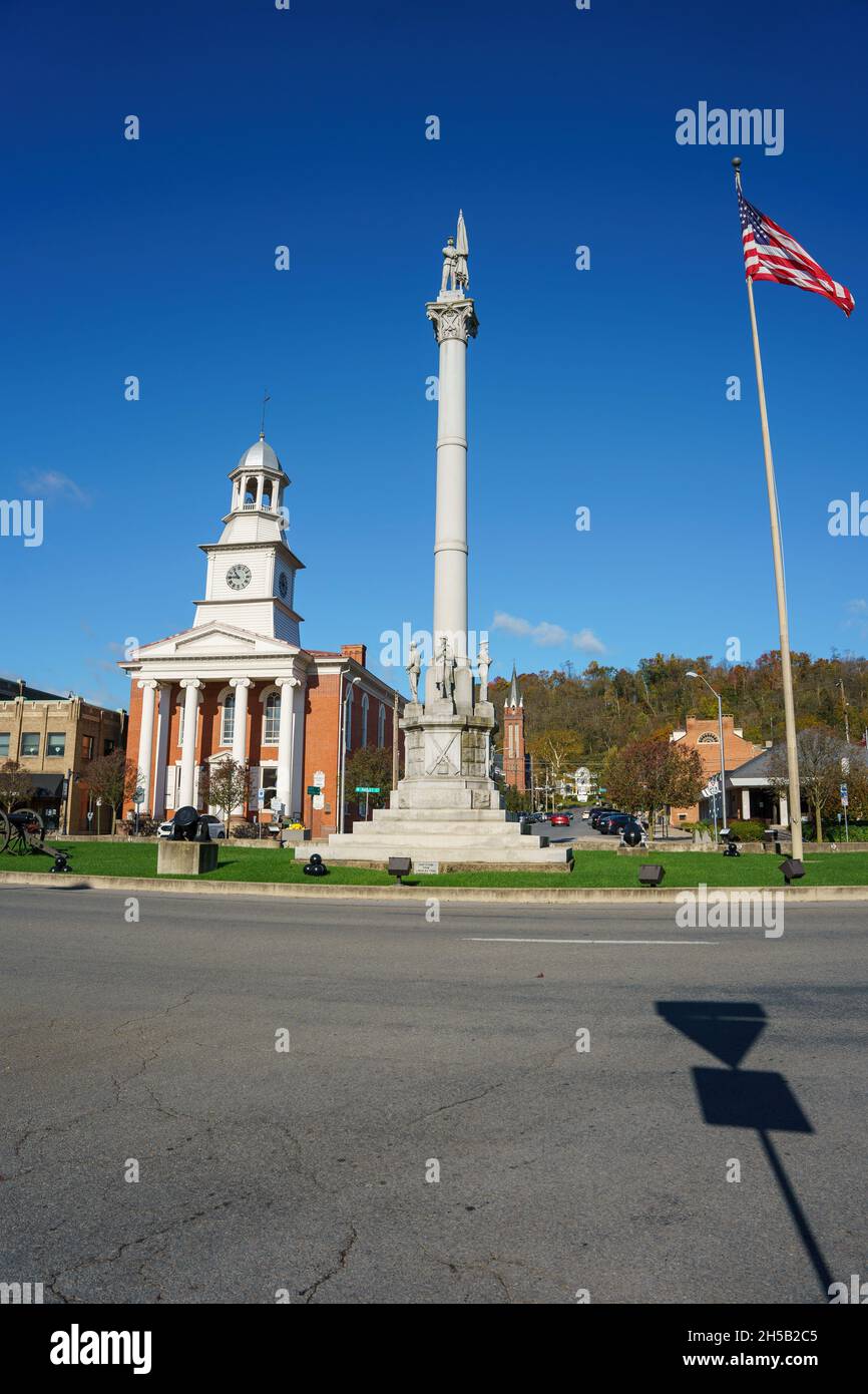 Monument Square, a Main Street e Market Street a Lewistown, serve come monumento alle Logan Guards, un gruppo di milizie della guerra civile americana. Foto Stock