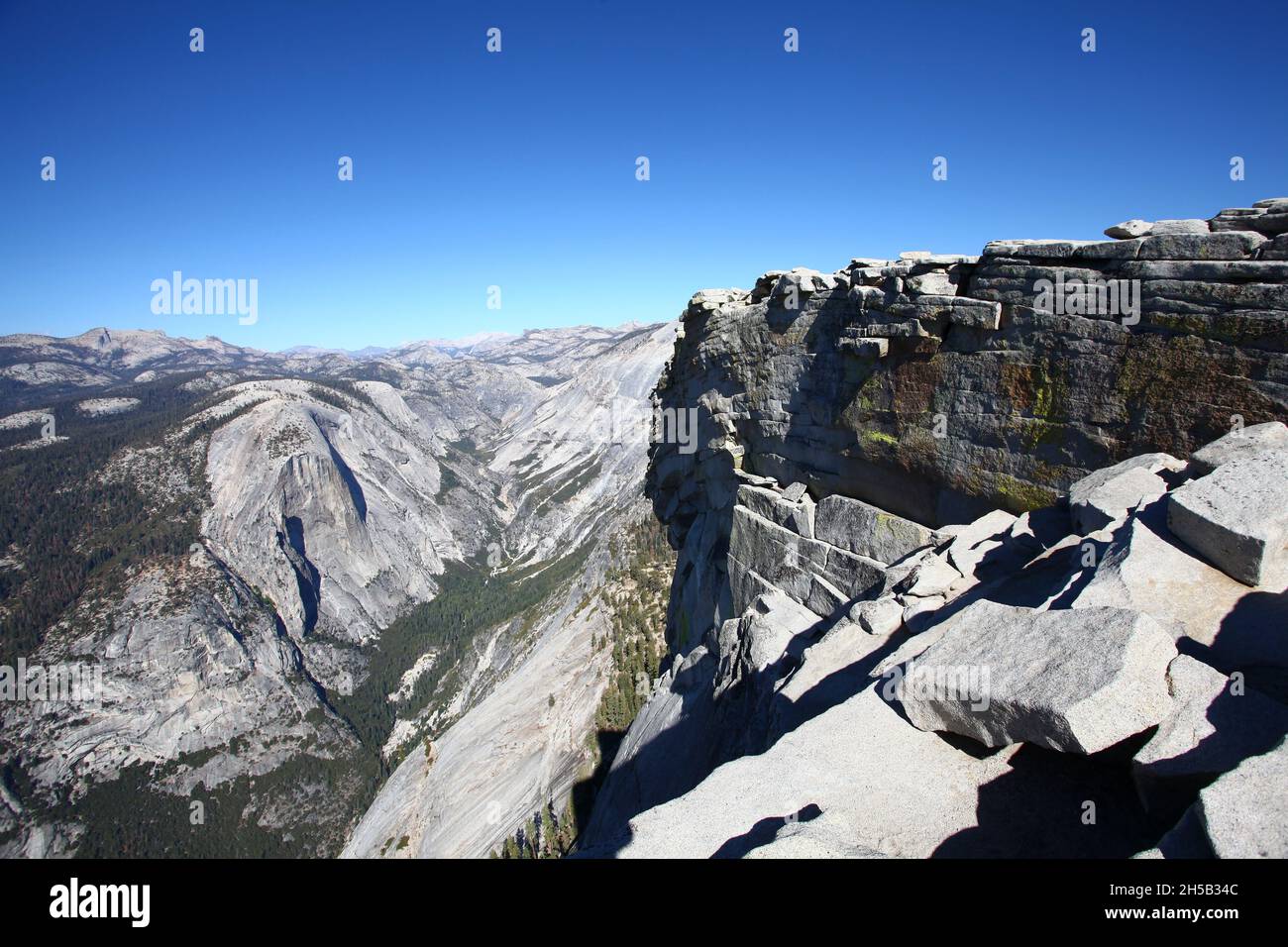 Il sentiero scende sulla strada per arrampicata Half Dome rock al parco nazionale di Yosemite, California USA Foto Stock