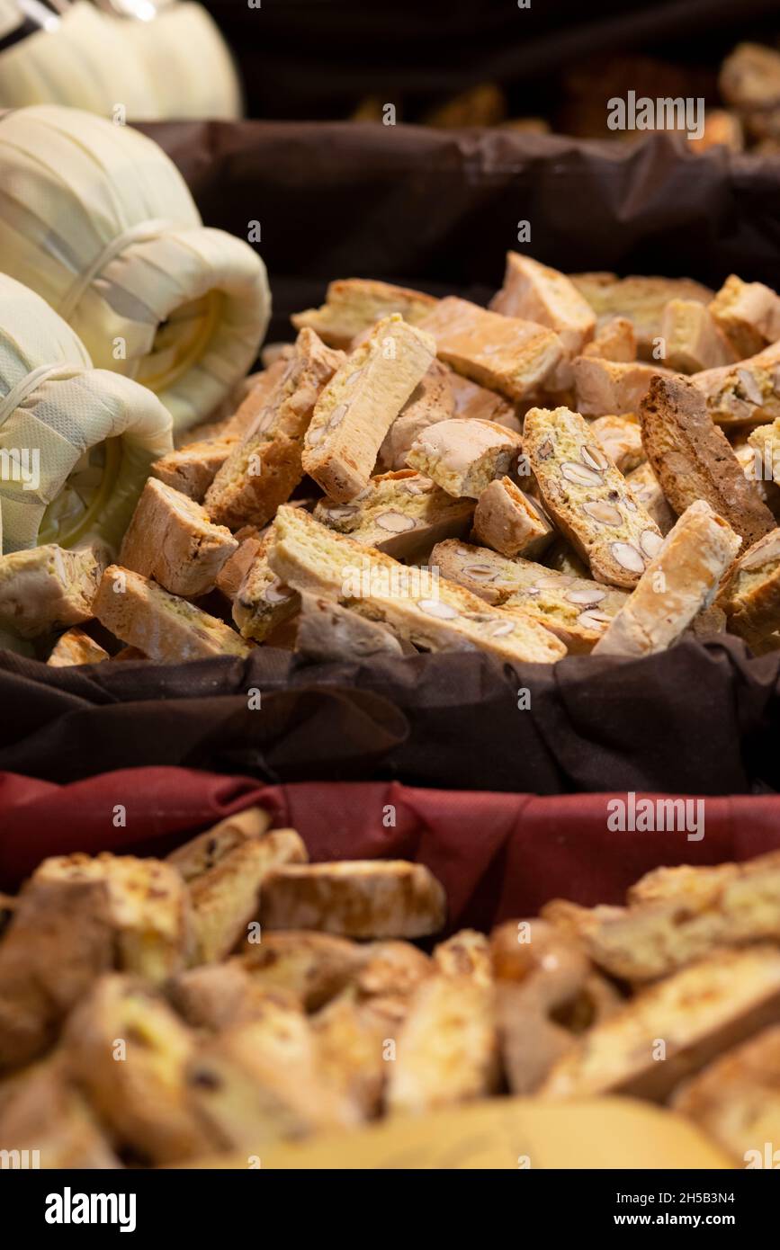 Italia, Toscana; Cantucci o Cantuccini, biscotti secchi tipici nella vetrina Foto Stock